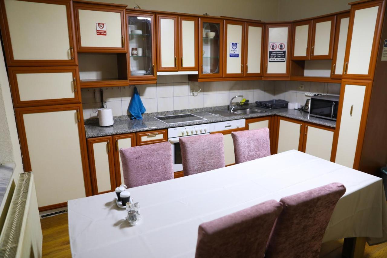 City Park Hostel Priştine Dış mekan fotoğraf