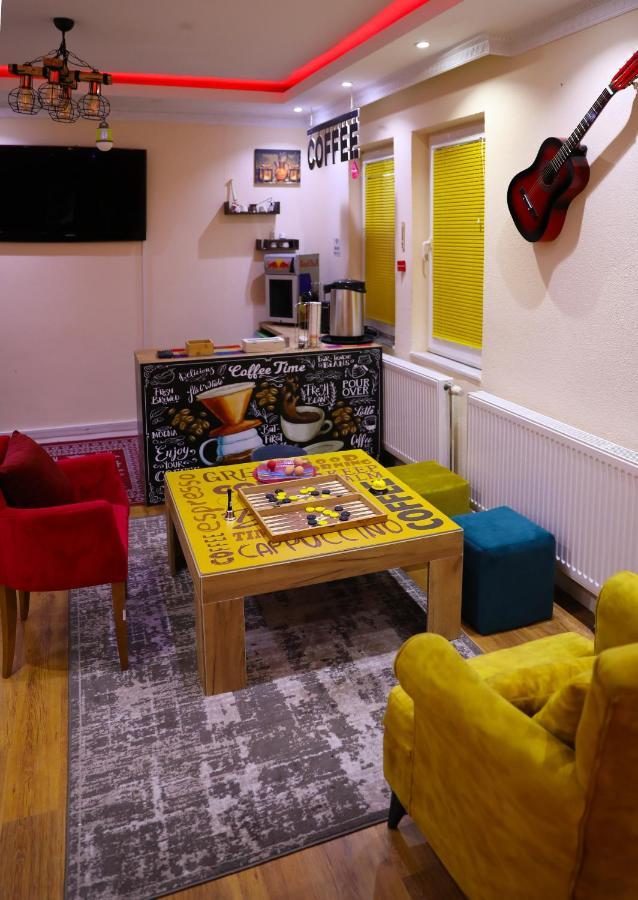 City Park Hostel Priştine Dış mekan fotoğraf