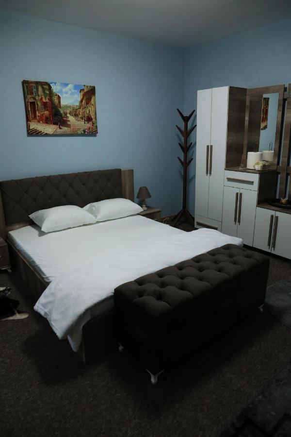 City Park Hostel Priştine Dış mekan fotoğraf