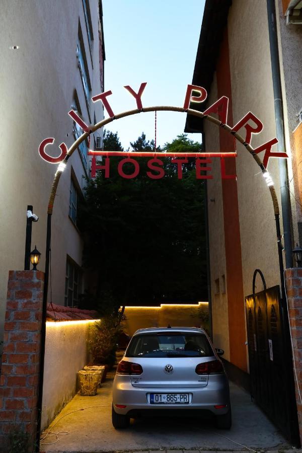 City Park Hostel Priştine Dış mekan fotoğraf