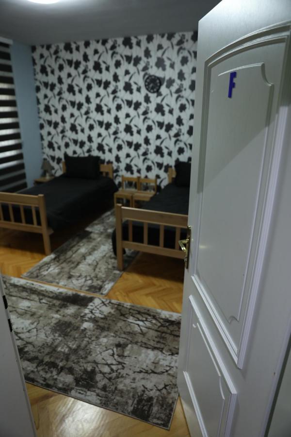 City Park Hostel Priştine Dış mekan fotoğraf