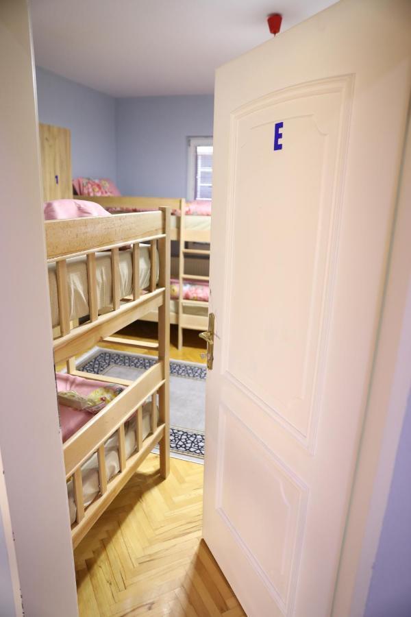City Park Hostel Priştine Dış mekan fotoğraf